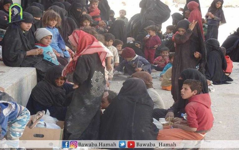 مدنيون ينزحون سيراً على الأقدام من “عقيربات” الواقعة تحت سيطرة تنظيم الدولة